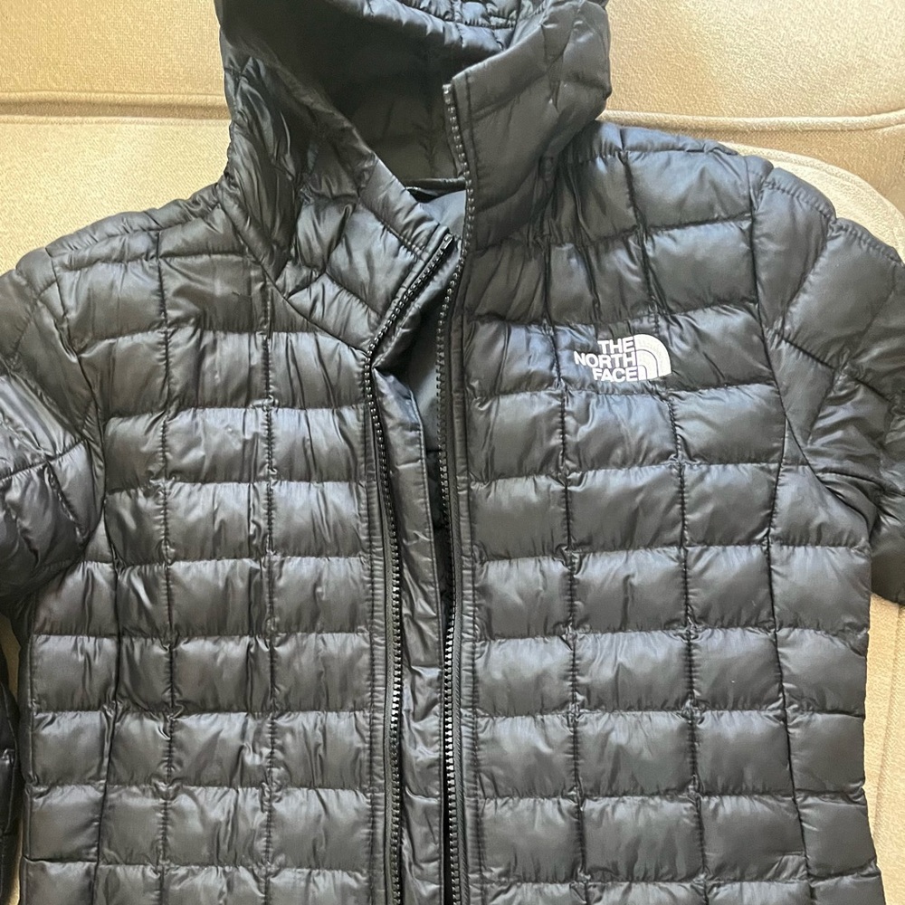 Girls black Northface jacket. Like brand new. Size medium 10-12